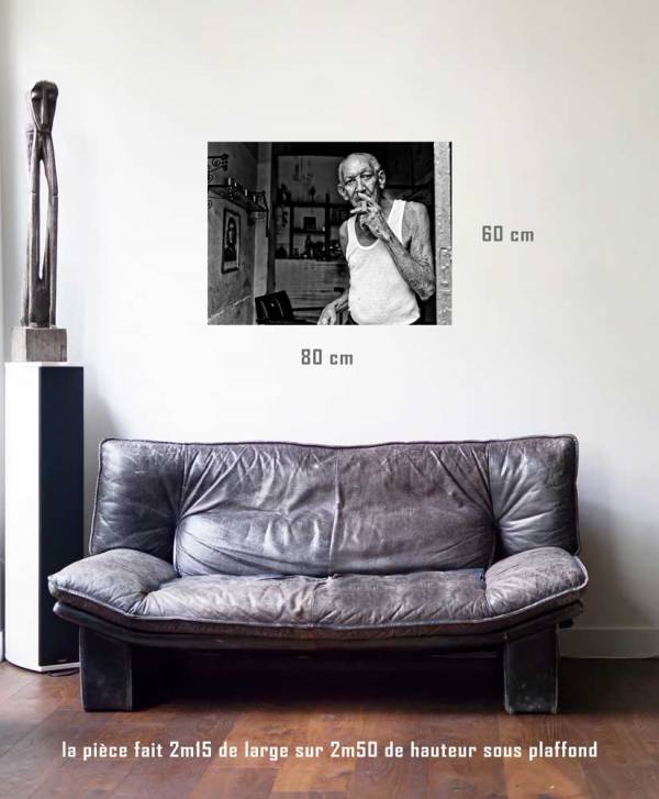 Le vieil homme aux souvenirs-tirage en situation-80 x 60- Cuba, au delà des couleurs par Justine Darmon