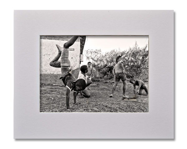 Les petits acrobates, Série au delà des couleurs par Justine Darmon