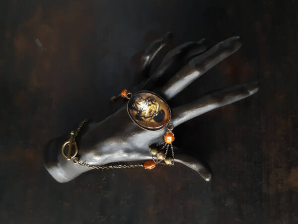 bracelet n2 sur petite main, les bijoux des lames du tarot